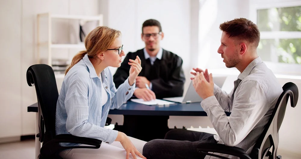 Nuestros abogados de San Antonio explican el costo del divorcio en Texas, desde las tarifas básicas de presentación hasta los grandes gastos de litigación para casos complejos. Llámenos hoy mismo.