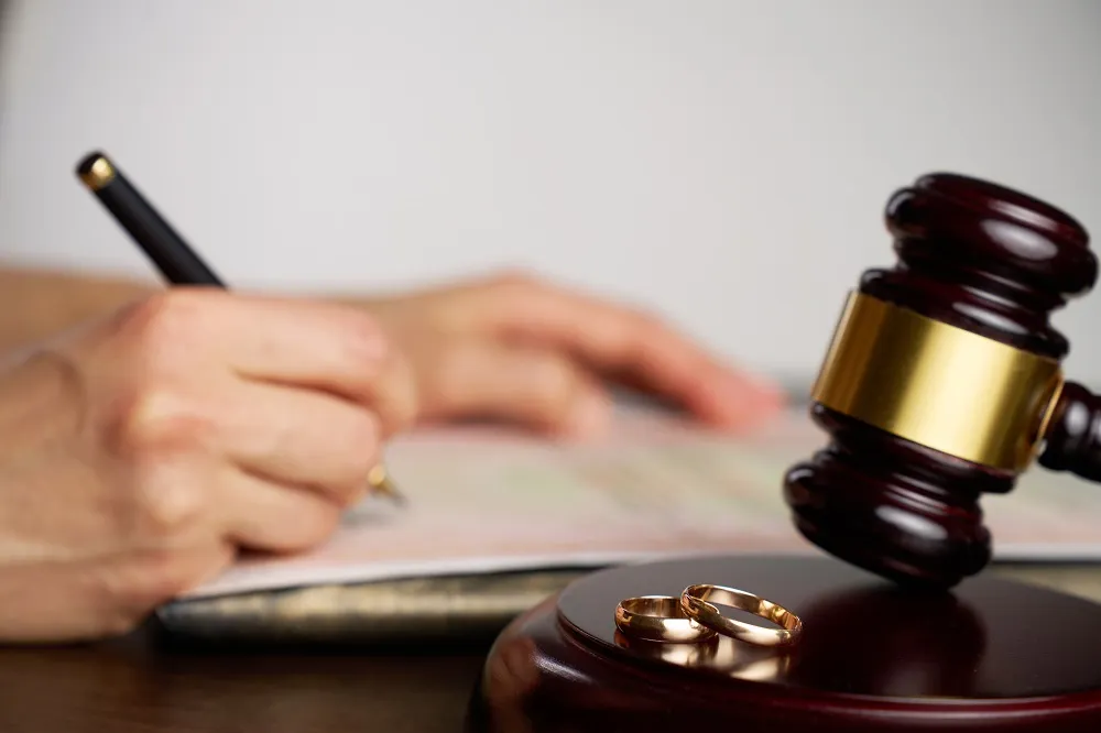 Descubra cómo probar el matrimonio hecho en Texas. Obtenga orientación experta sobre la documentación, los requisitos legales y la protección de sus derechos.