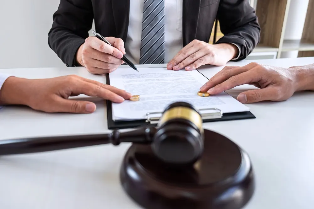 ¿Solicitando el divorcio en San Antonio? Aprenda de los abogados de divorcios cuándo debe contratar un abogado de divorcios y cuándo puede gestionar los procedimientos usted mismo.