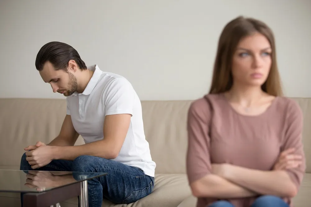 TX permite el divorcio por culpa por adulterio, crueldad y abandono. Conozca cómo la culpa afecta la propiedad, la manutención y si presentar la culpa beneficia su caso.