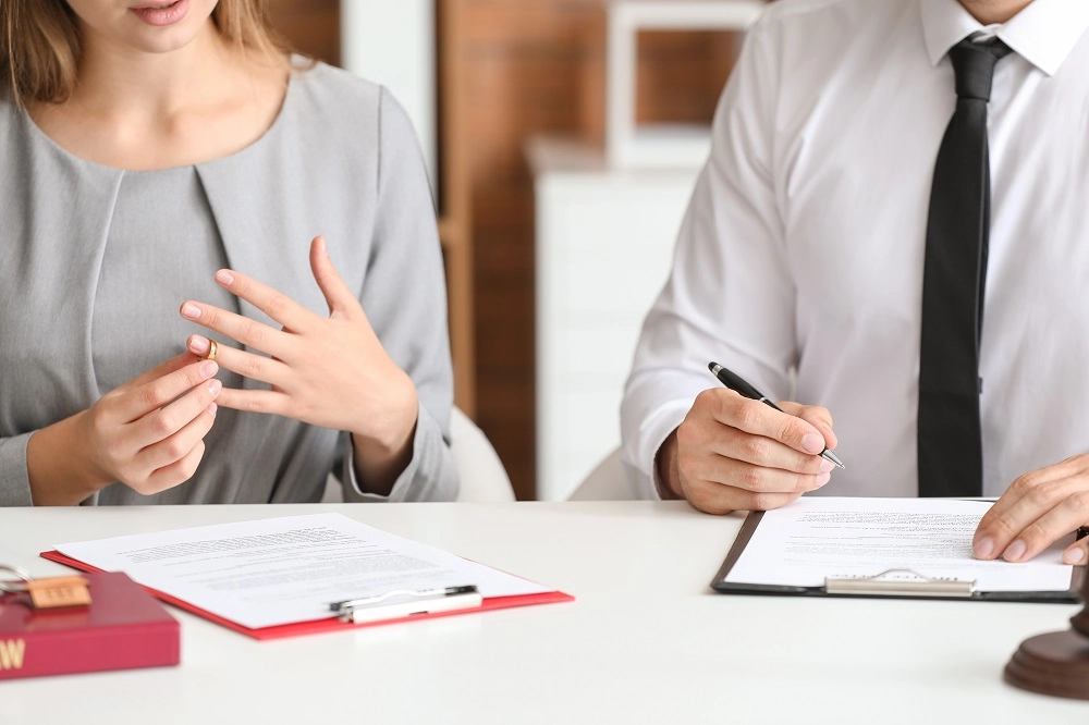 Conozca cuánto tiempo lleva el divorcio en Texas, desde la presentación hasta el decreto final. Vea qué factores pueden acelerar o retrasar su caso.