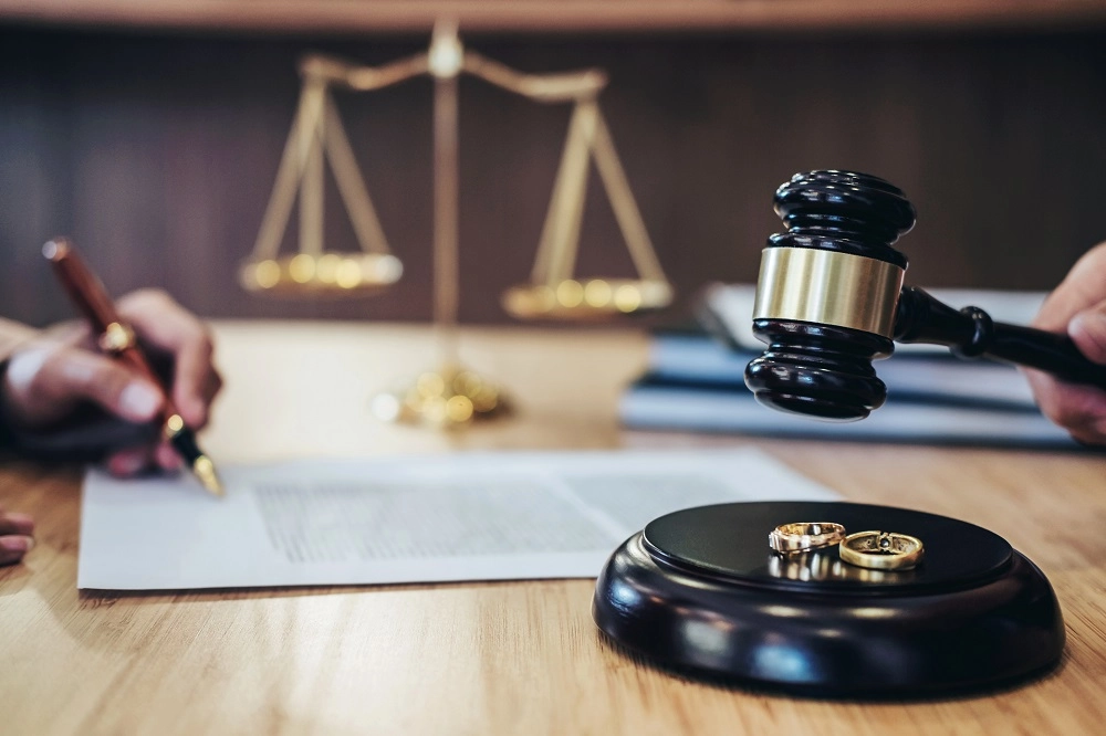 ¿Se pregunta si un divorcio impugnado es adecuado para usted? Aprenda cuándo elegirlo en Texas, incluyendo cuestiones clave como la custodia, la división de la propiedad y la manutención.