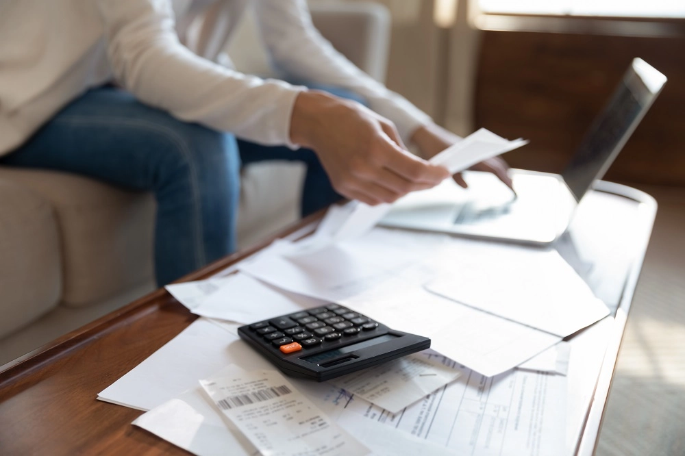 ¿Preocupado por las deudas en su divorcio en Texas? Descubra quién paga qué, desde hipotecas hasta tarjetas de crédito, y cómo proteger sus finanzas.